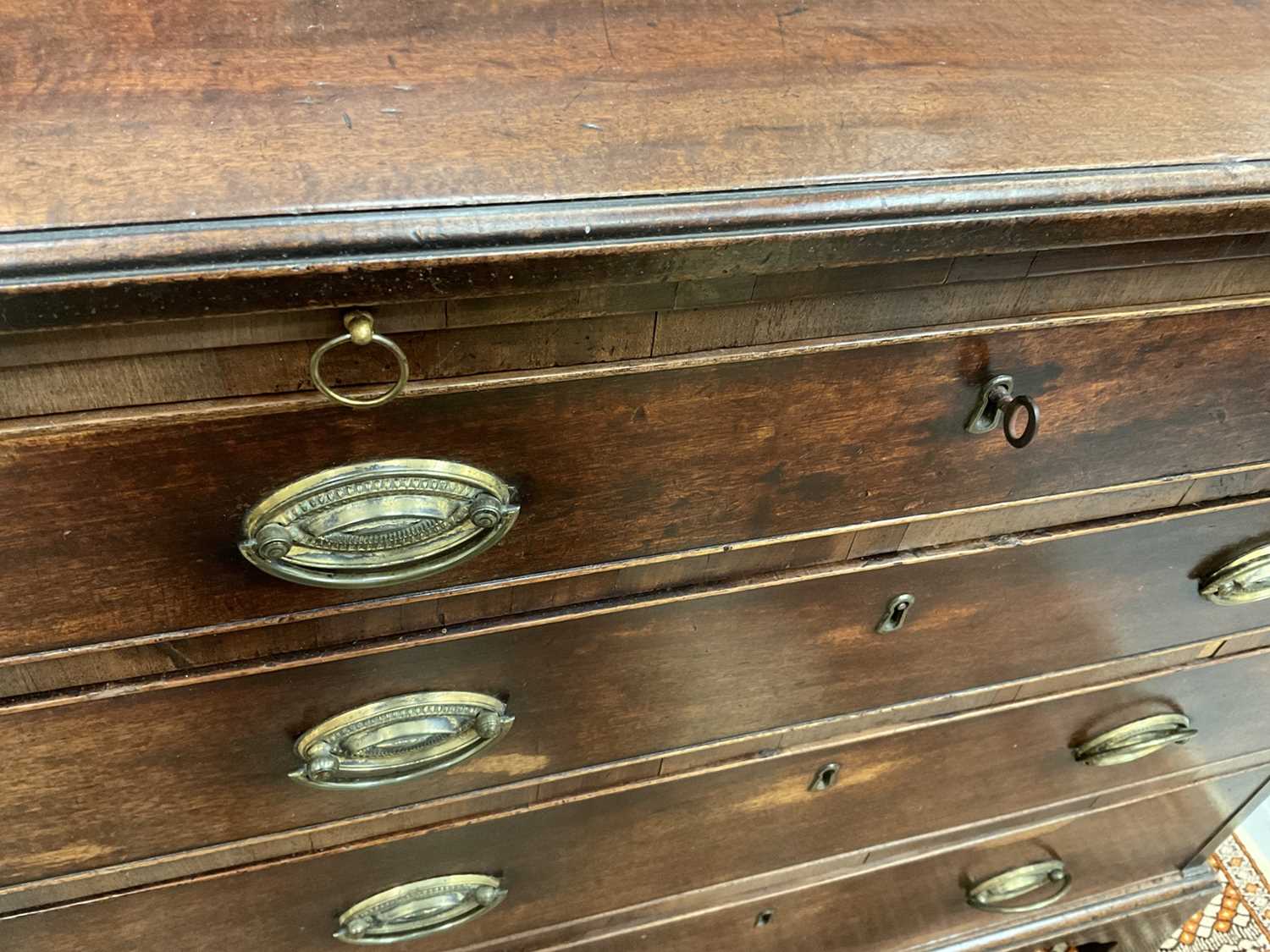 George III mahogany chest of drawers with brushing slide and four long graduated drawers with oval b - Bild 7 aus 9