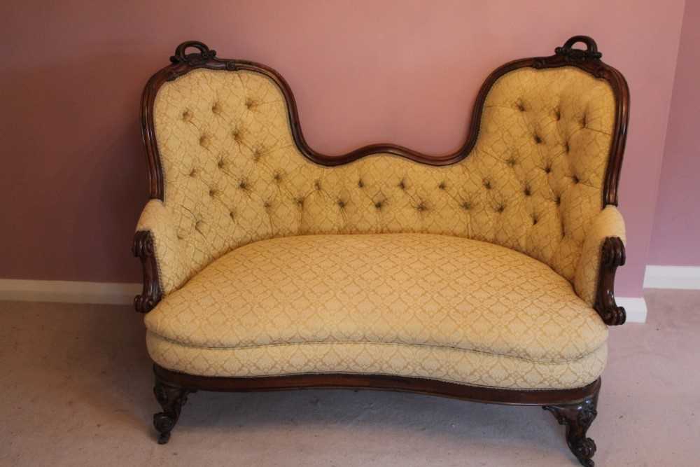 Good quality Victorian rosewood framed double ended sofa upholstered in buttoned material, carved ro - Bild 2 aus 8