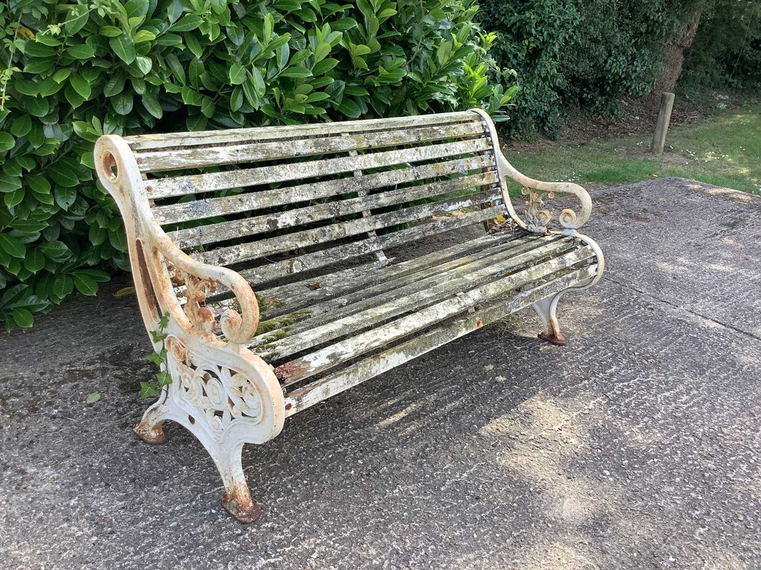 Victorian style cast iron garden bench with wooden slats - Bild 2 aus 10