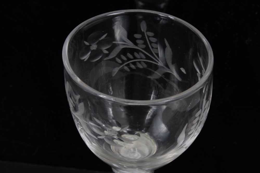 18th century wine glass with floral spray engraved bowl on double opaque twist stem on splayed foot - Bild 3 aus 5