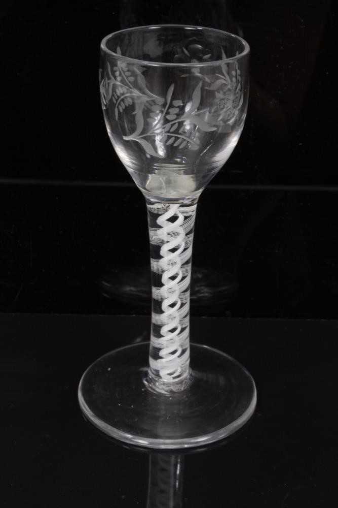 18th century wine glass with floral spray engraved bowl on double opaque twist stem on splayed foot - Bild 4 aus 5