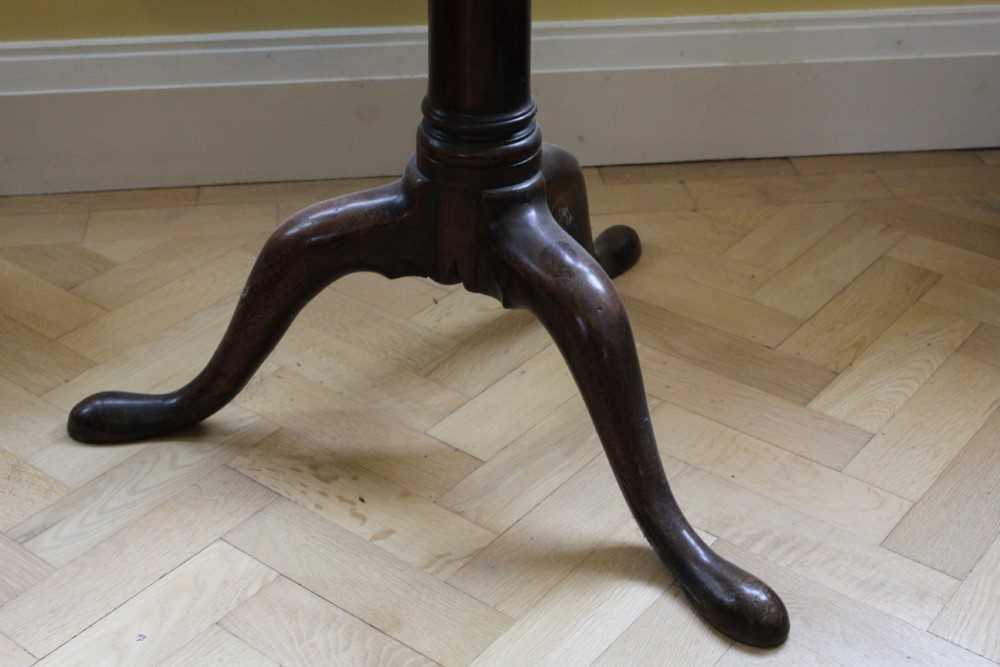 George III mahogany tripod supper / tea table with piecrust tilt top on birdcage mechanism, turned c - Bild 8 aus 8