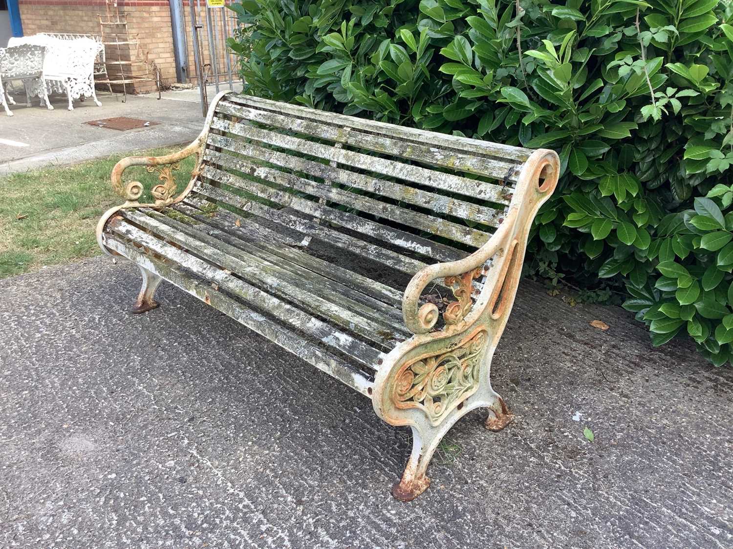 Victorian style cast iron garden bench with wooden slats - Bild 4 aus 10