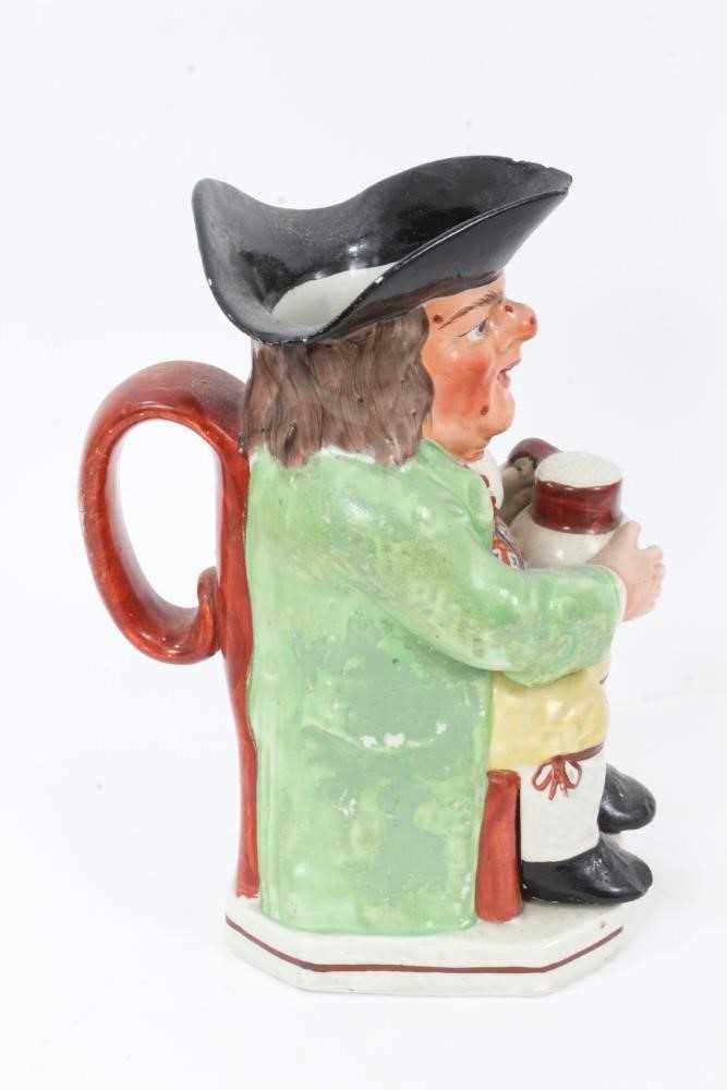 Early 19th century Staffordshire Pearlware Toby jug, in green jacket and brightly coloured waistcoat - Bild 3 aus 4