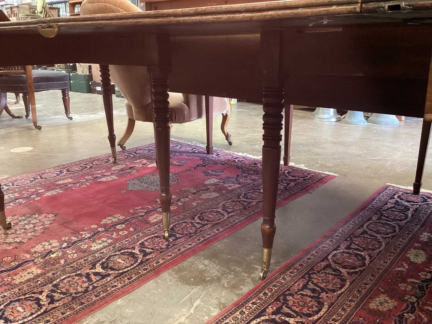 Good Regency figured mahogany extending dining table, with D-ends raised on ringed turned legs and b - Bild 8 aus 11