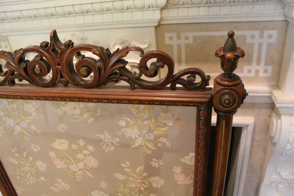 Good quality Victorian carved walnut and parcel gilt framed fire screen with pierced scroll cresting - Bild 3 aus 6