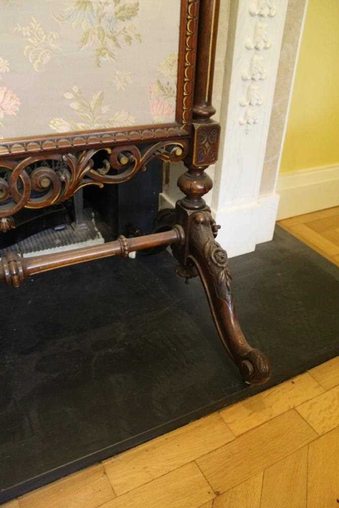 Good quality Victorian carved walnut and parcel gilt framed fire screen with pierced scroll cresting - Bild 5 aus 6