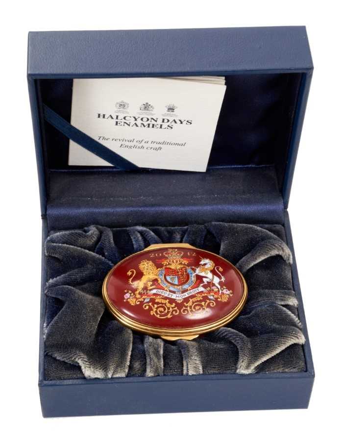H.M.Queen Elizabeth II, 2012 Royal Household Christmas present Halcyon Days oval enamel box decorate - Image 2 of 5