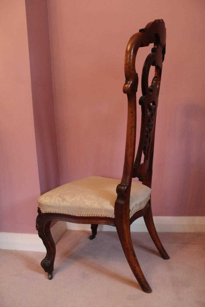 Victorian mahogany high back side chair with pierced scroll back, padded seat on cabriole legs - Bild 4 aus 4