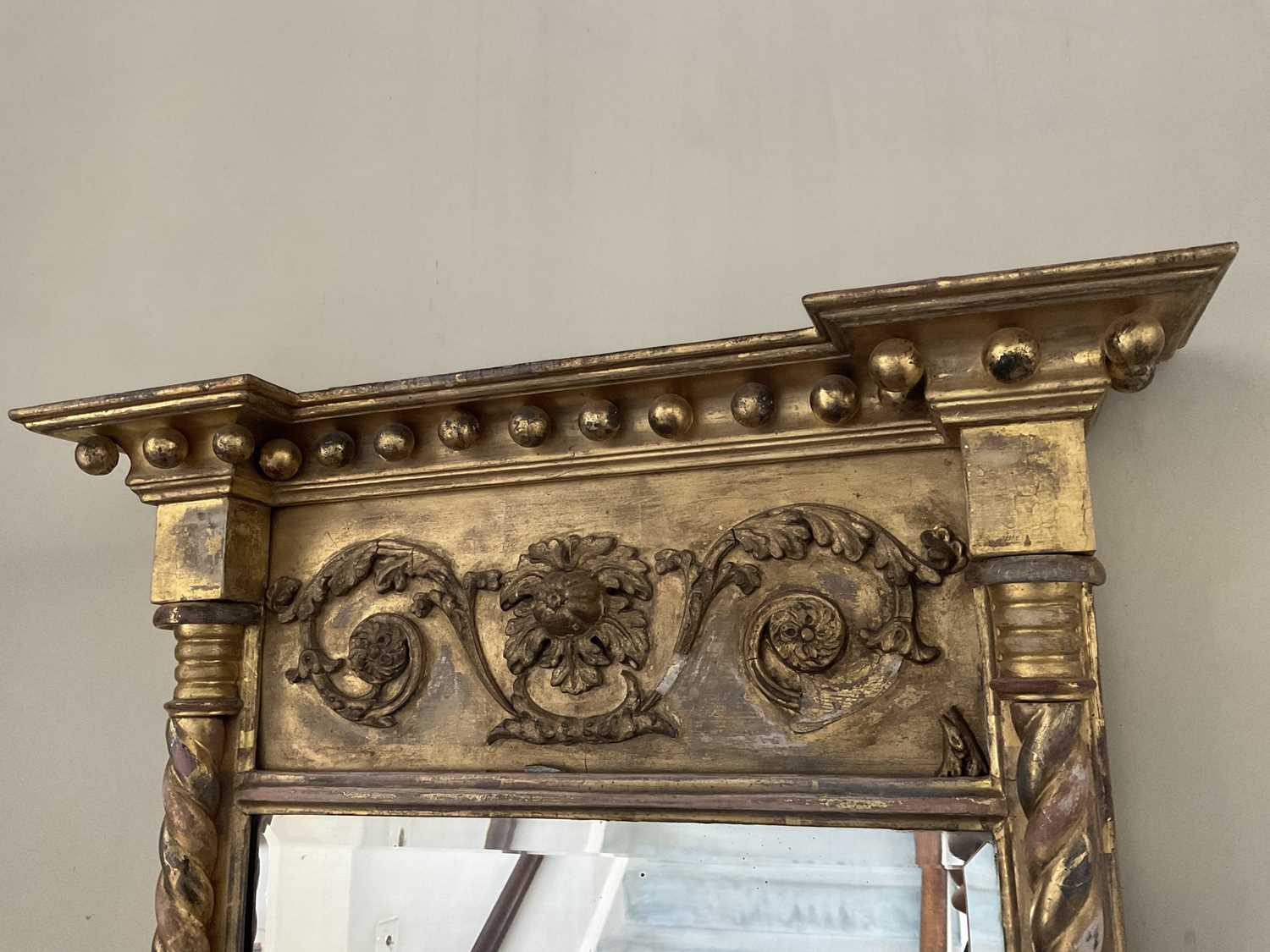 Regency gilt pier mirror, with ball mounted cornice and bevelled rectangular plate between projectin - Bild 2 aus 2