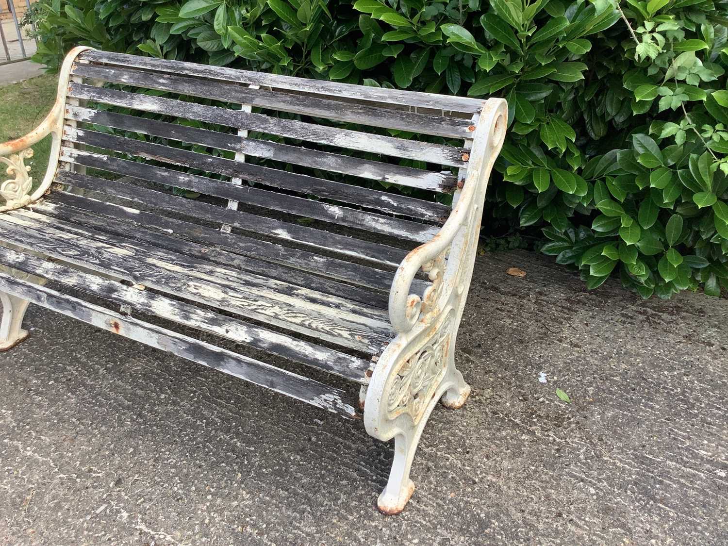 Victorian style cast iron garden bench with wooden slats - Bild 3 aus 9