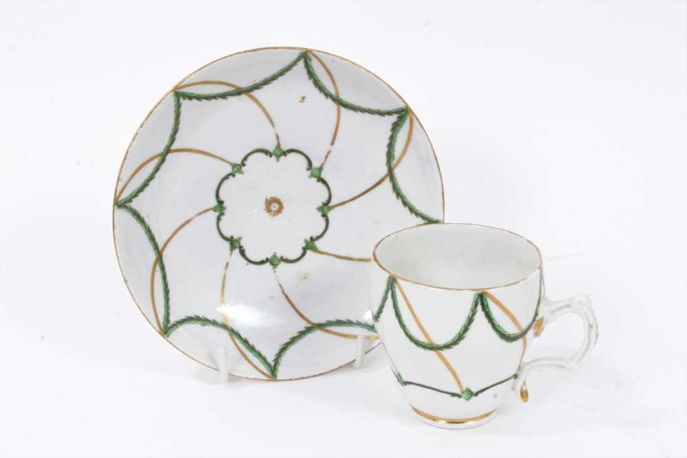 18th century Bristol ogee shaped coffee cup and saucer, decorated in green and gilt, circa 1775 - Bild 2 aus 3