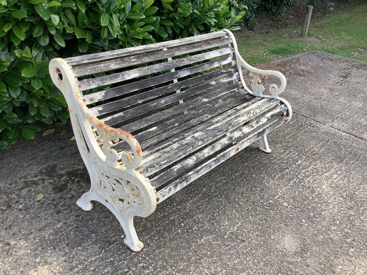 Victorian style cast iron garden bench with wooden slats - Bild 2 aus 9