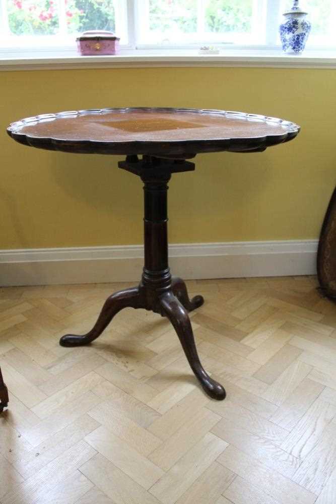 George III mahogany tripod supper / tea table with piecrust tilt top on birdcage mechanism, turned c - Bild 2 aus 8