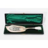 William IV silver fish slice in a fitted case.