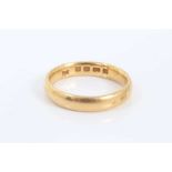 22ct gold wedding ring, London 1924, size L.