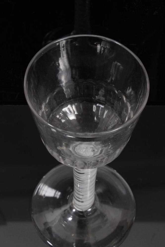 18th century wine glass with moulded bowl, double opaque twist stem on splayed foot 15cm - Bild 3 aus 4