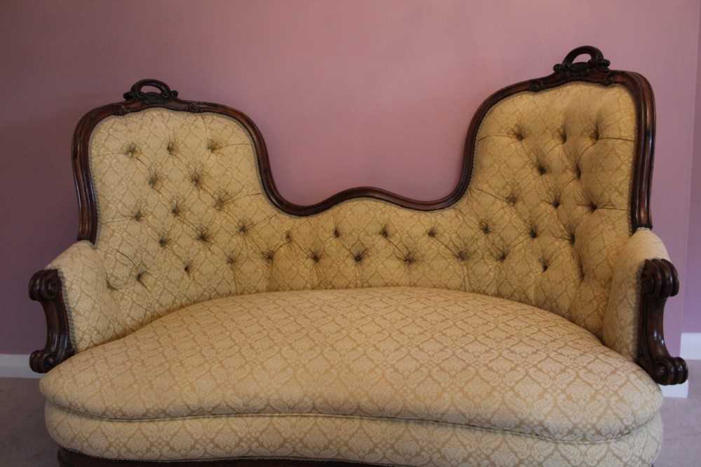 Good quality Victorian rosewood framed double ended sofa upholstered in buttoned material, carved ro - Bild 4 aus 8