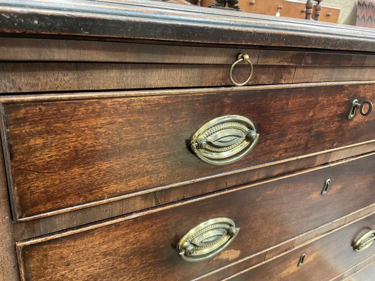 George III mahogany chest of drawers with brushing slide and four long graduated drawers with oval b - Bild 4 aus 9