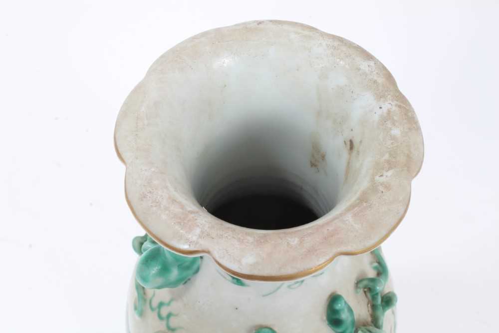 Chinese green enamelled vase - Bild 5 aus 6