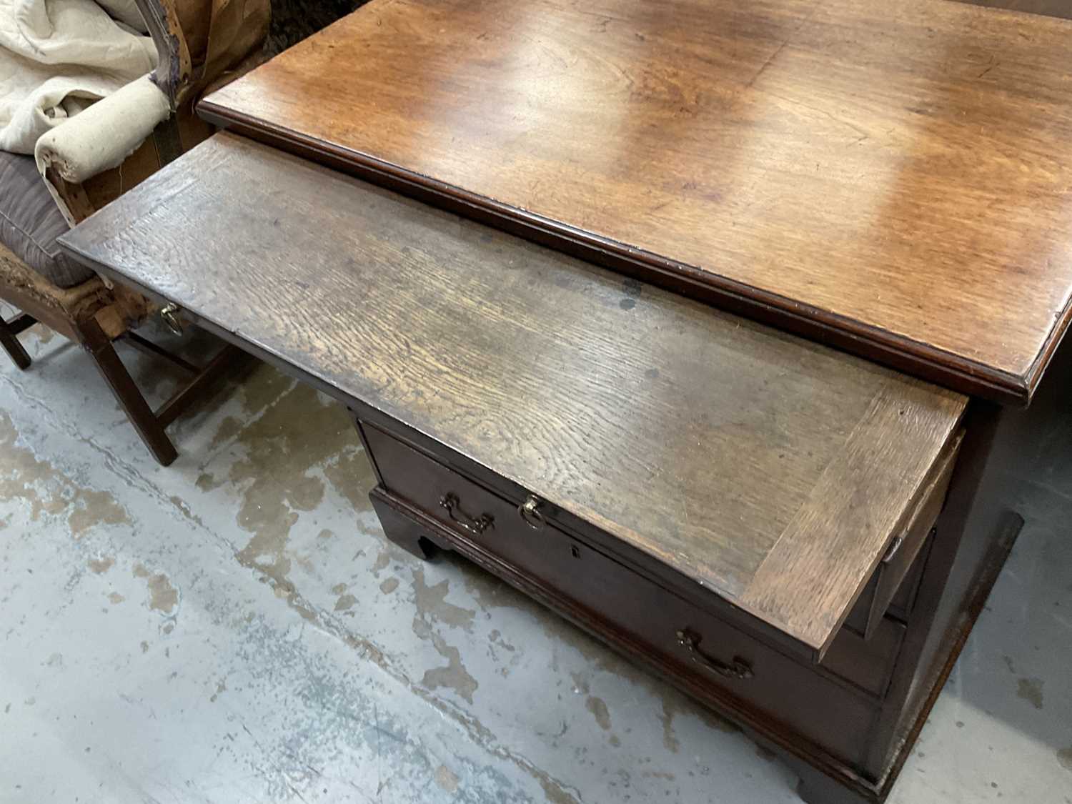 George III mahogany chest of drawers with brushing slide and four long graduated drawers with brass - Bild 6 aus 7