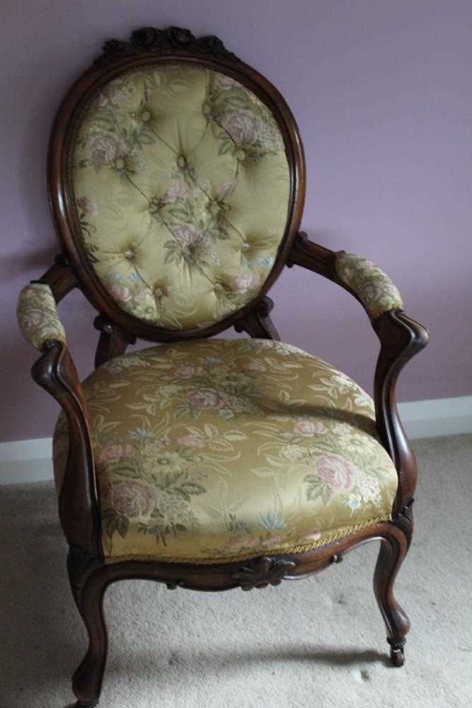 Victorian carved rosewood framed open arm chair with carved floral cresting upholstered in buttoned - Bild 2 aus 4