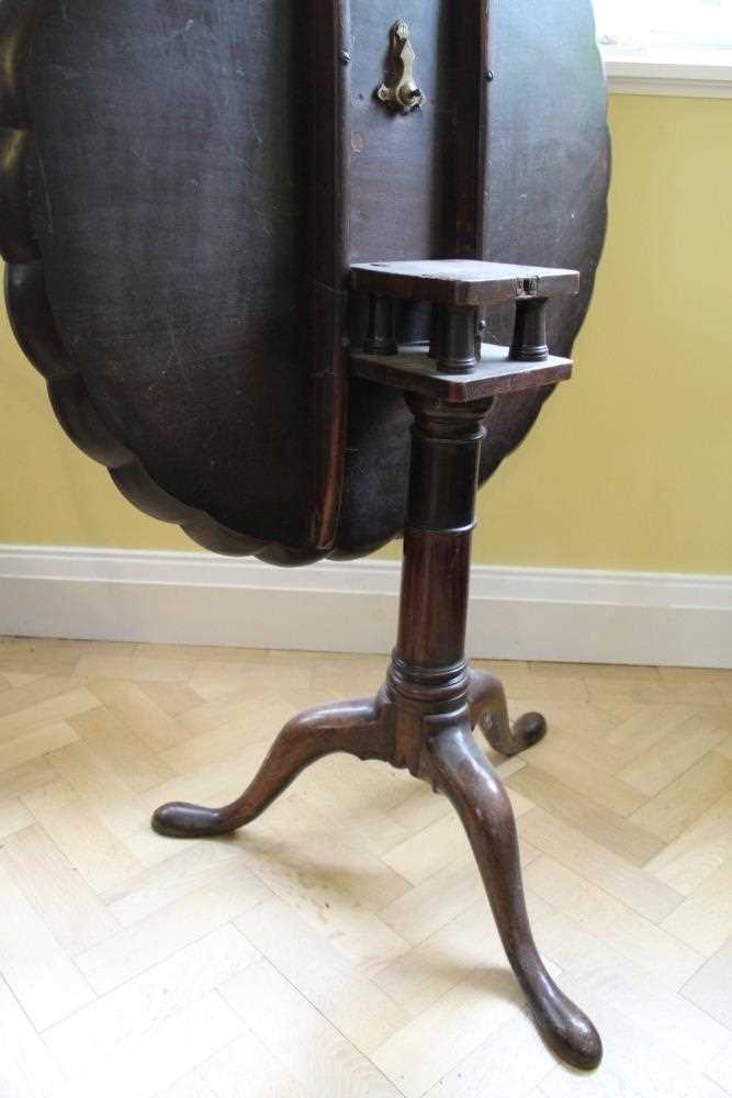 George III mahogany tripod supper / tea table with piecrust tilt top on birdcage mechanism, turned c - Bild 6 aus 8