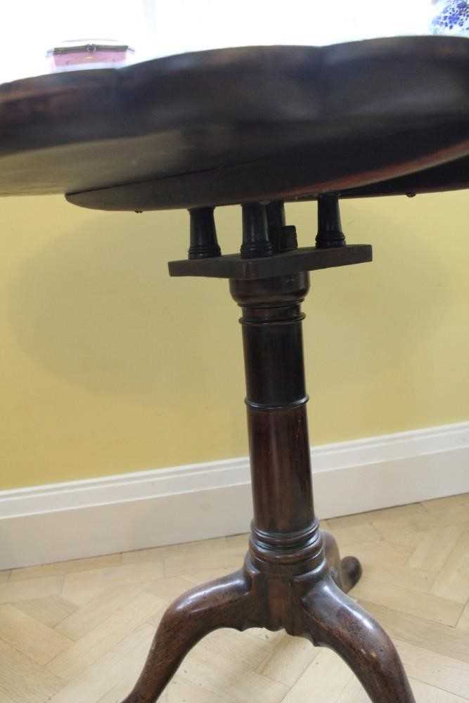 George III mahogany tripod supper / tea table with piecrust tilt top on birdcage mechanism, turned c - Bild 4 aus 8