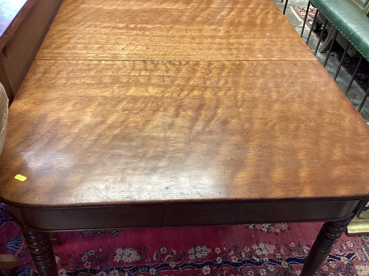 Good Regency figured mahogany extending dining table, with D-ends raised on ringed turned legs and b - Bild 10 aus 11