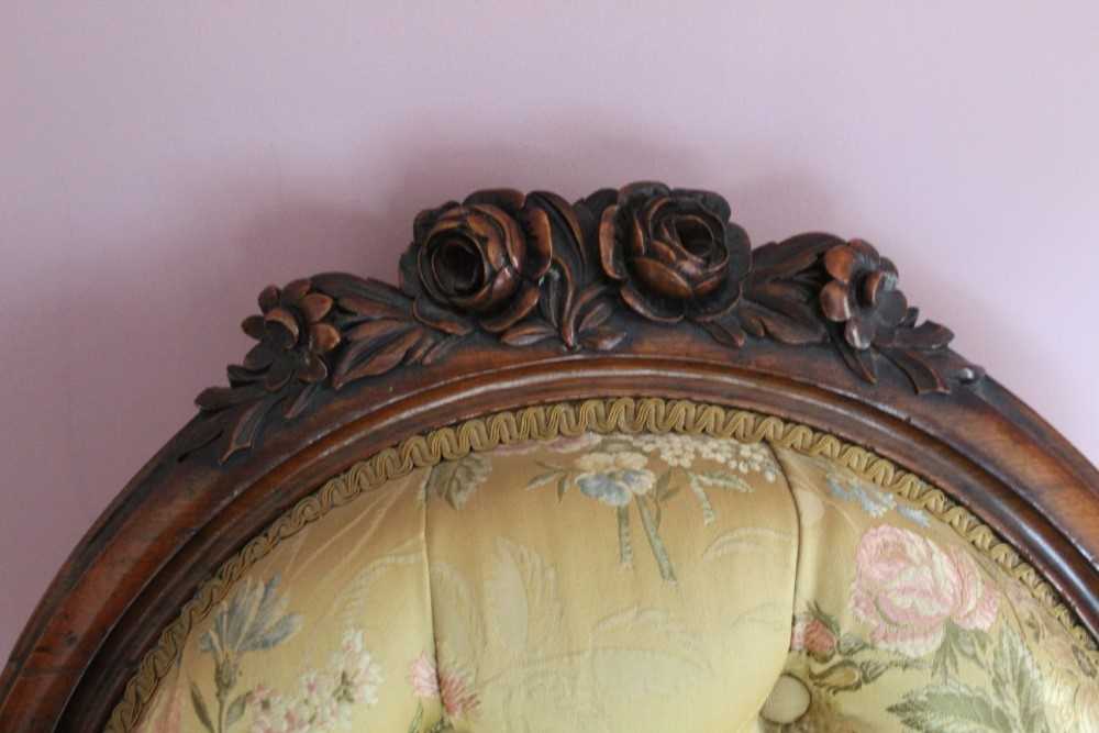 Victorian carved rosewood framed open arm chair with carved floral cresting upholstered in buttoned - Bild 3 aus 4