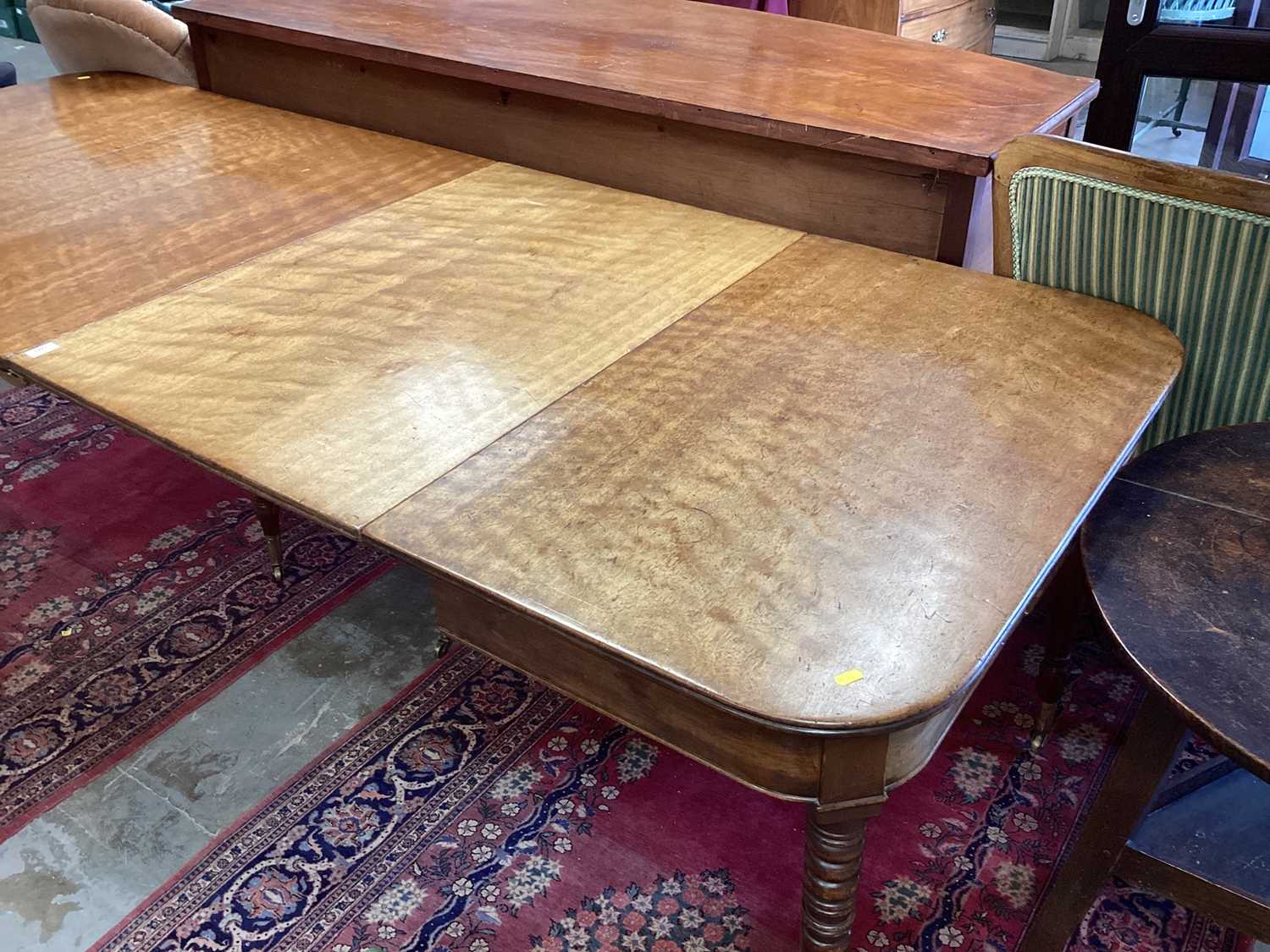 Good Regency figured mahogany extending dining table, with D-ends raised on ringed turned legs and b - Bild 6 aus 11