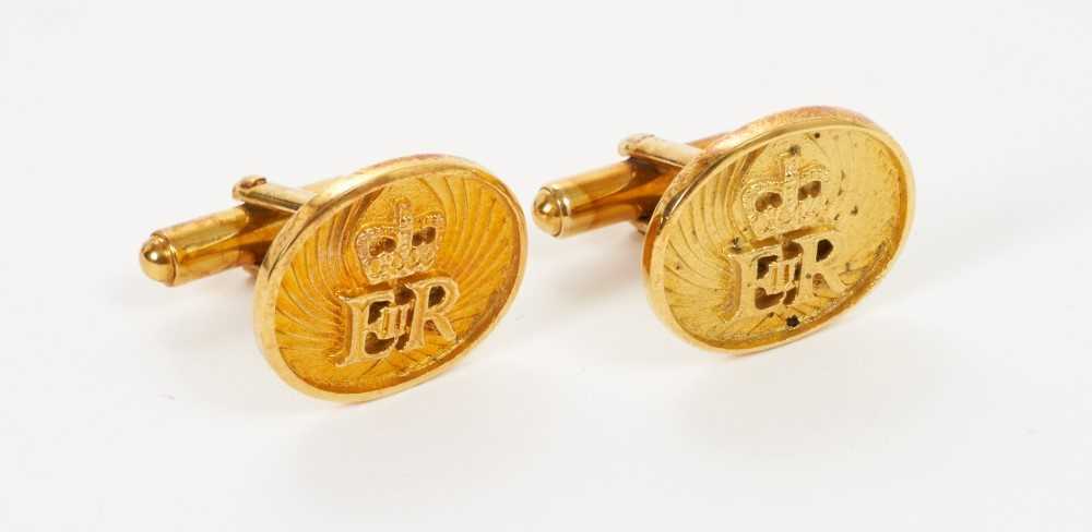 H.M.Queen Elizabeth II - pair gold plated presentation cufflinks in fitted case - Image 2 of 2