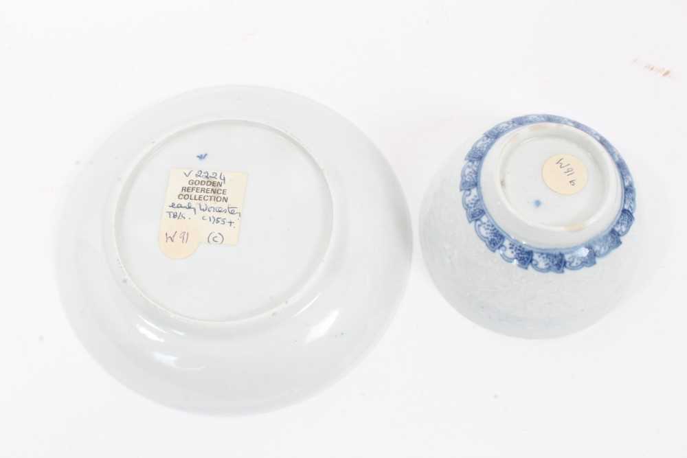 18th century Worcester moulded blue and white tea bowl and saucer, circa 1755. Provenance; Godden Re - Bild 3 aus 3