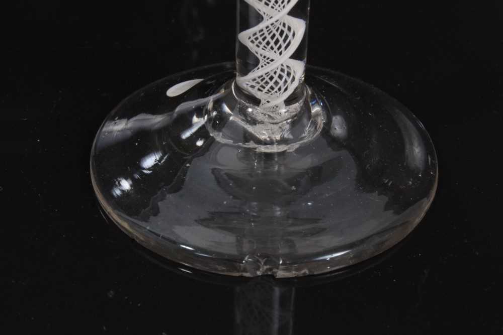 18th century wine glass with ogee bowl, opaque twist stem on splayed foot 16 cm - Bild 4 aus 7