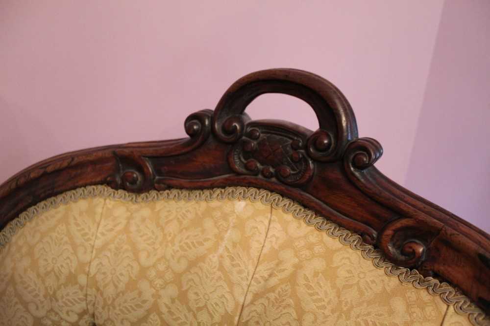 Good quality Victorian rosewood framed double ended sofa upholstered in buttoned material, carved ro - Bild 7 aus 8