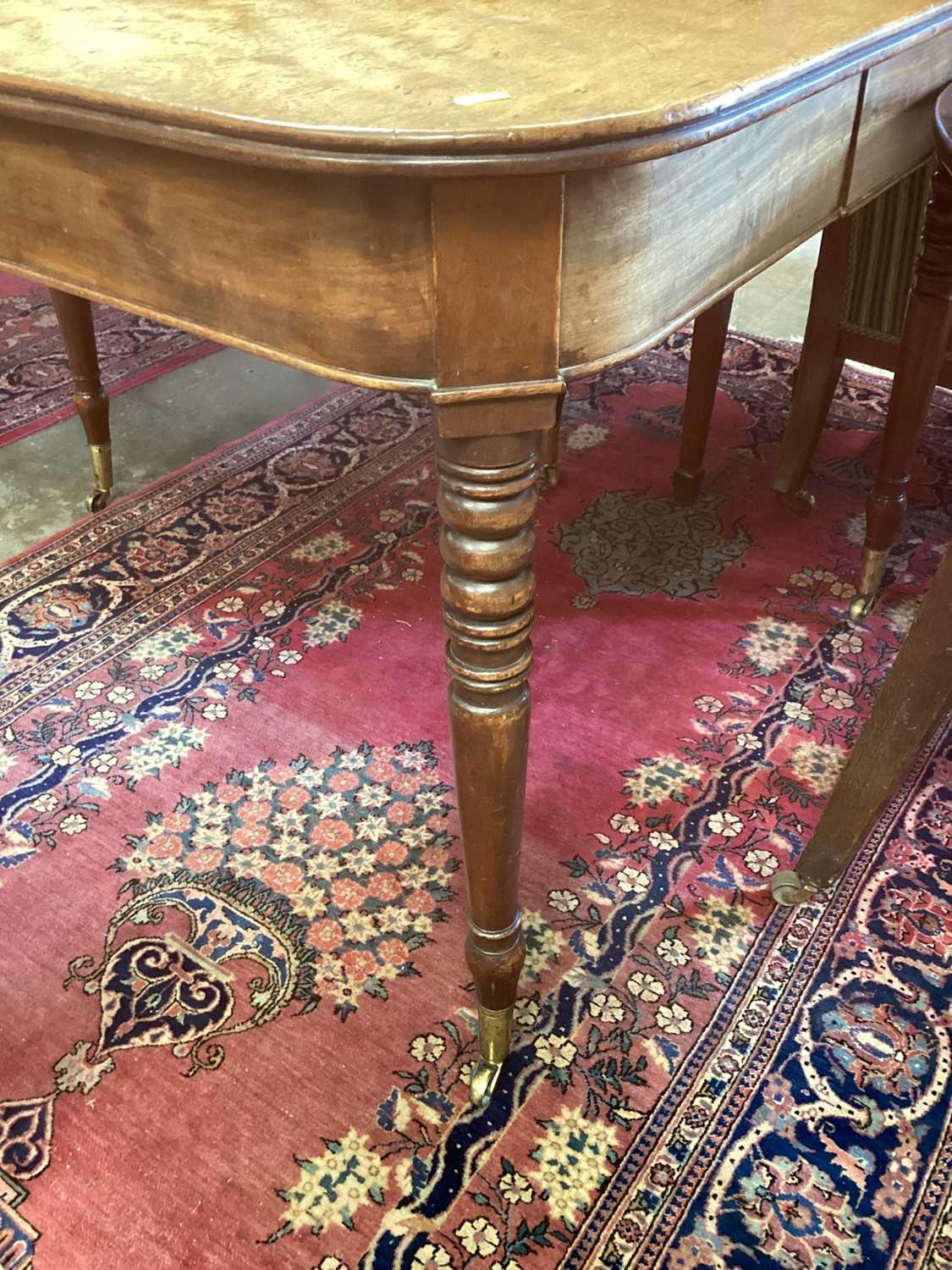 Good Regency figured mahogany extending dining table, with D-ends raised on ringed turned legs and b - Bild 9 aus 11