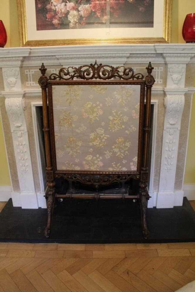 Good quality Victorian carved walnut and parcel gilt framed fire screen with pierced scroll cresting - Bild 2 aus 6