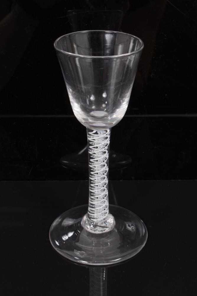 18th century wine glass with plain bowl, double opaque twist stem on splayed foot 14.5cm - Bild 2 aus 4