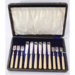 1930s set of six pairs of silver fish eaters in a fitted case (Sheffield 1933).