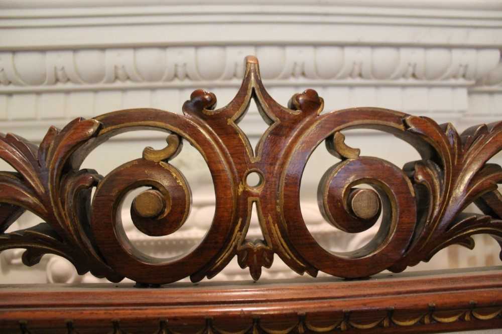 Good quality Victorian carved walnut and parcel gilt framed fire screen with pierced scroll cresting - Bild 4 aus 6