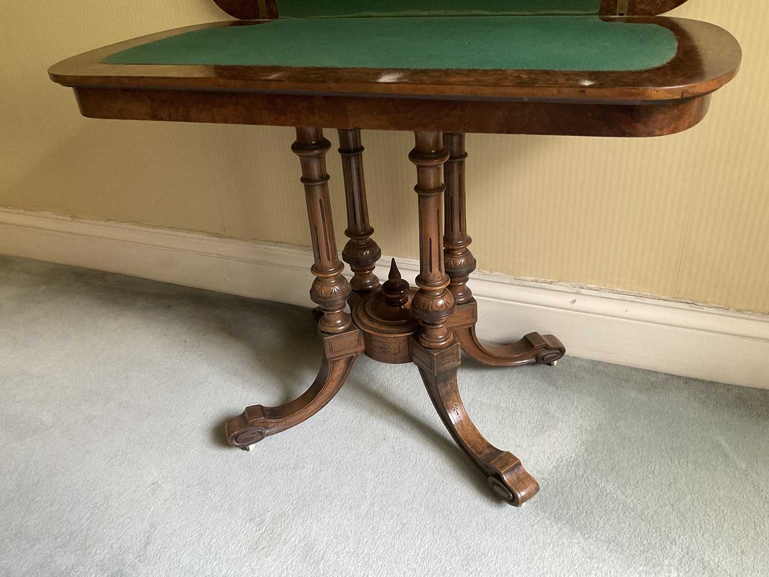 Victorian figured walnut and ebonised banded card table, of rounded rectangular form on fluted colum - Bild 5 aus 5