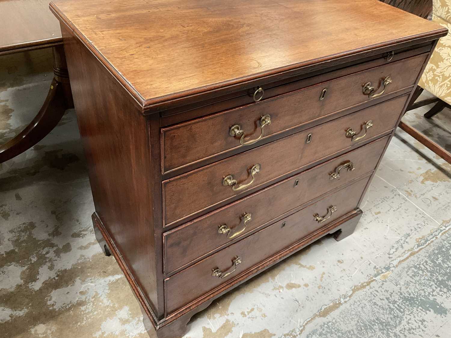 George III mahogany chest of drawers with brushing slide and four long graduated drawers with brass - Bild 2 aus 7