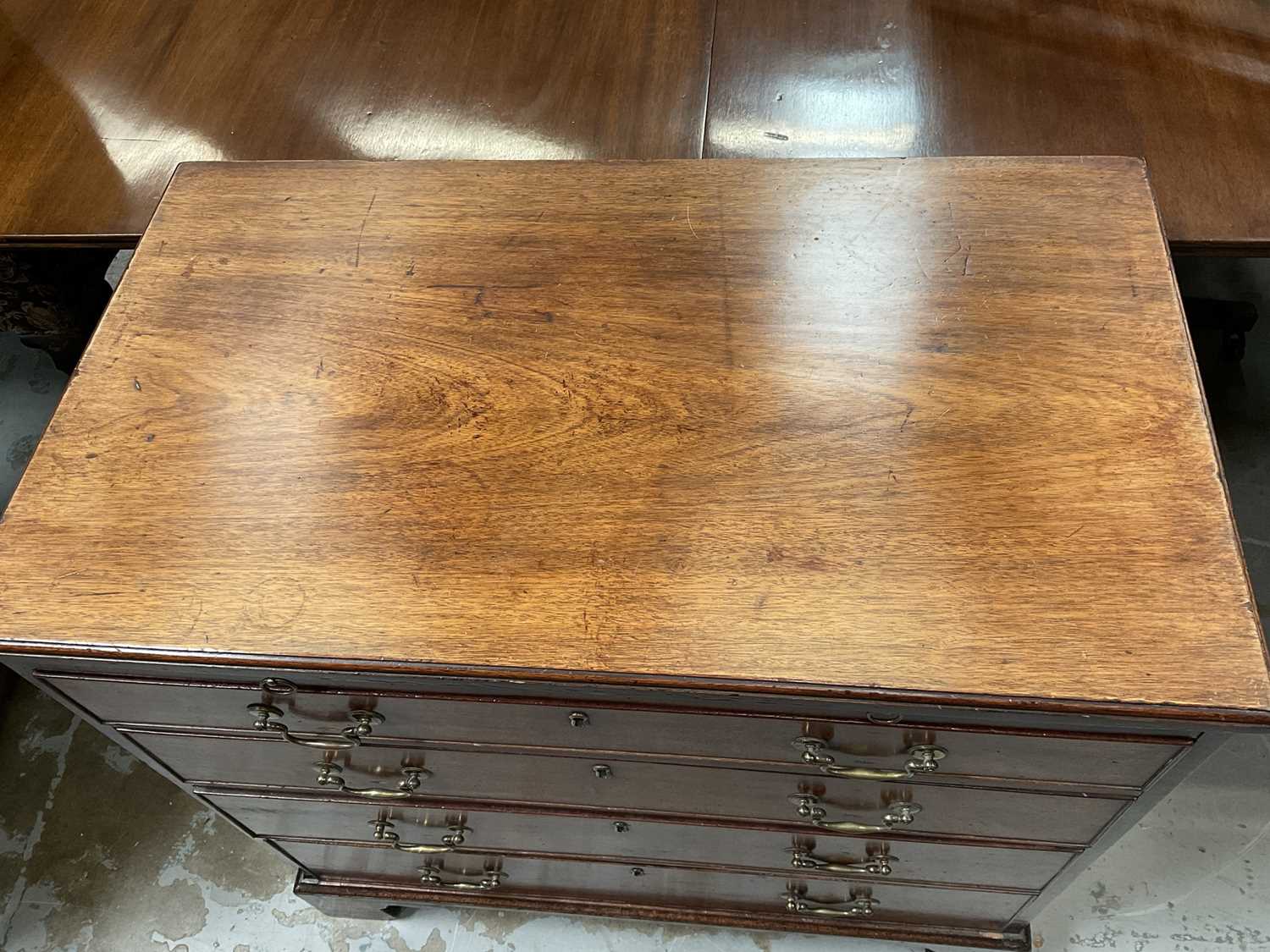 George III mahogany chest of drawers with brushing slide and four long graduated drawers with brass - Bild 4 aus 7