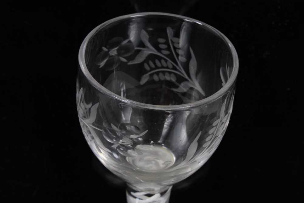 18th century wine glass with floral spray engraved bowl on double opaque twist stem on splayed foot - Bild 5 aus 5