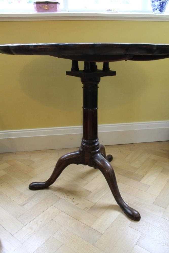 George III mahogany tripod supper / tea table with piecrust tilt top on birdcage mechanism, turned c - Bild 3 aus 8