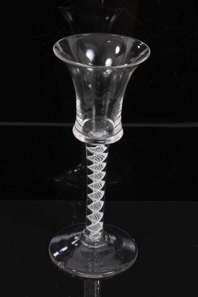 18th century wine glass with ogee bowl, opaque twist stem on splayed foot 16 cm - Bild 2 aus 7