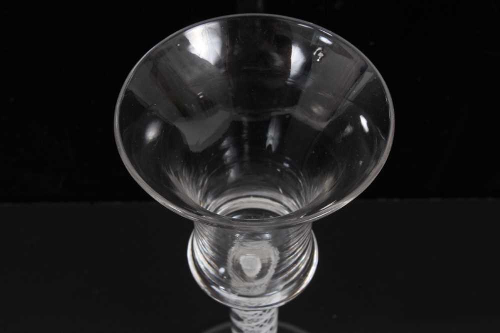 18th century wine glass with ogee bowl, opaque twist stem on splayed foot 16 cm - Bild 5 aus 7