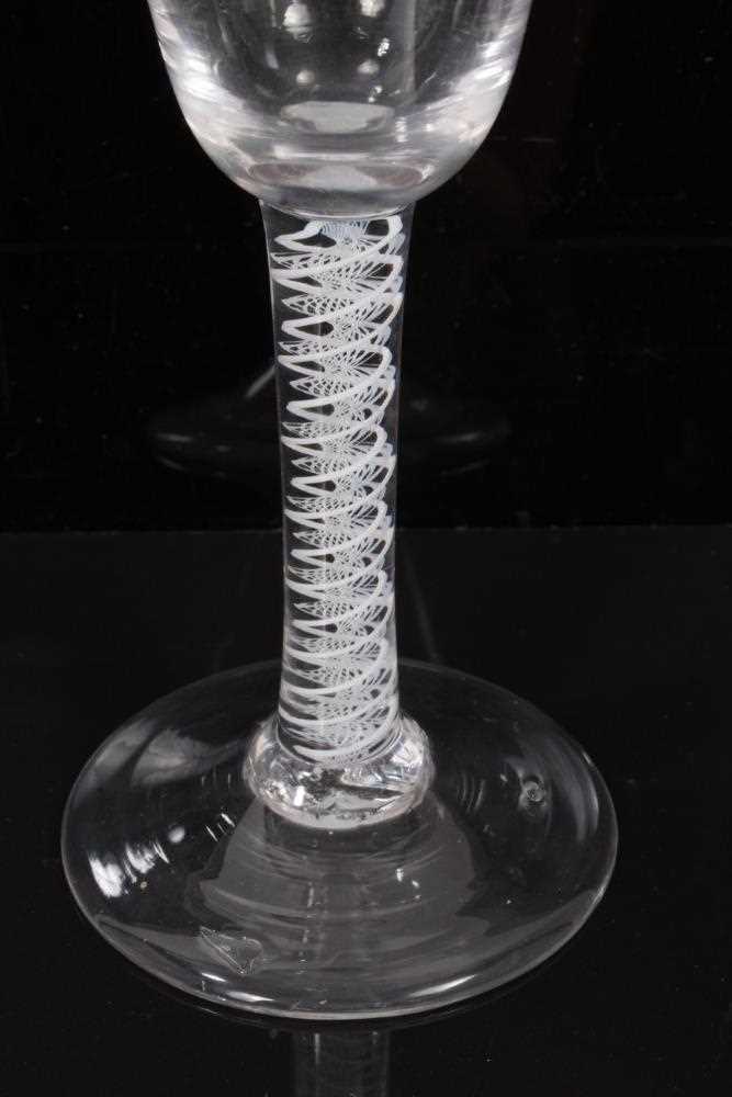 18th century wine glass with plain bowl, double opaque twist stem on splayed foot 14.5cm - Bild 3 aus 4