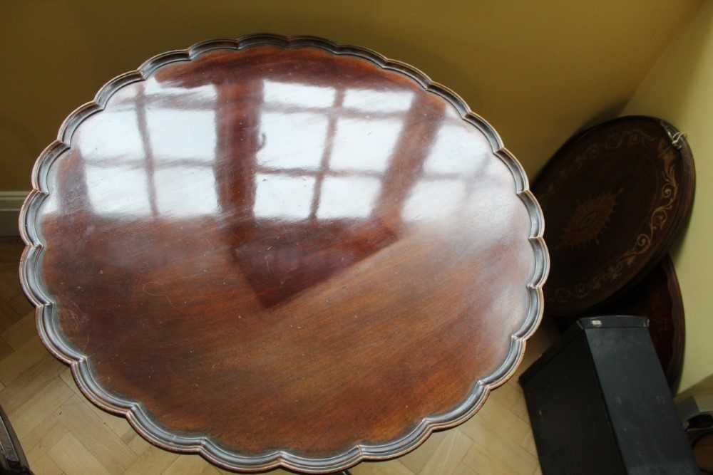 George III mahogany tripod supper / tea table with piecrust tilt top on birdcage mechanism, turned c - Bild 5 aus 8