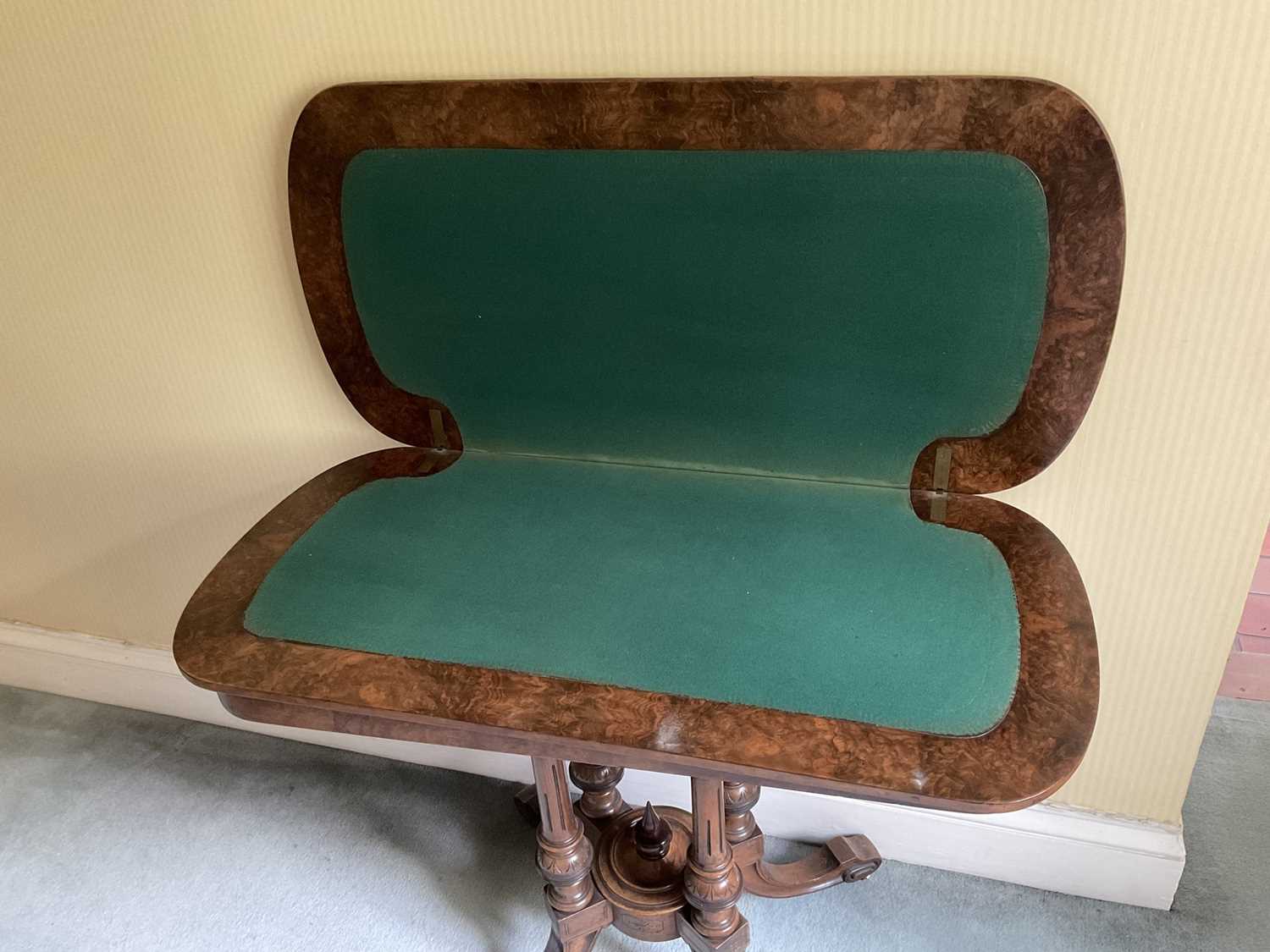 Victorian figured walnut and ebonised banded card table, of rounded rectangular form on fluted colum - Bild 4 aus 5